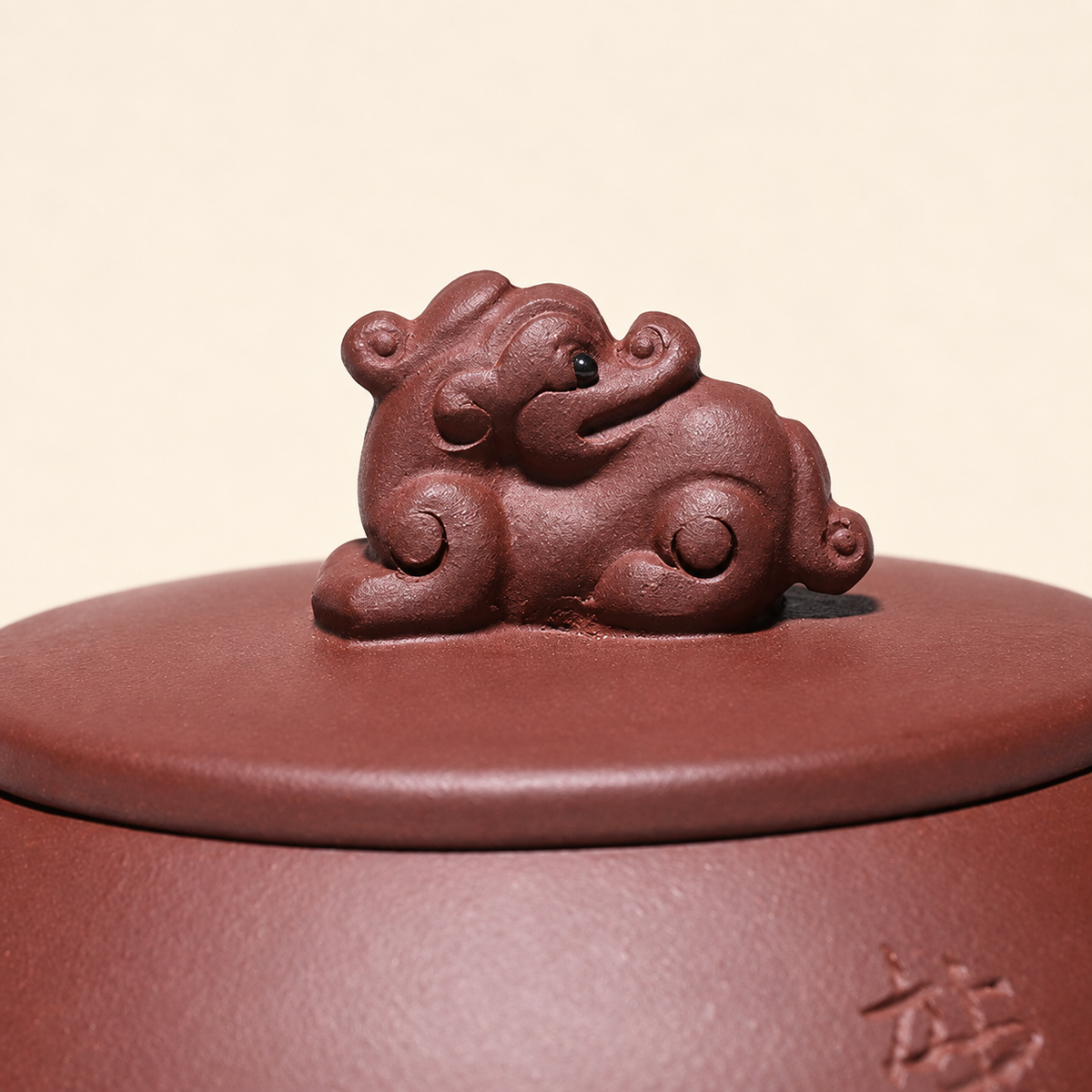 Close-up of the dragon-shaped lid knob on the Yixing zini clay teapot