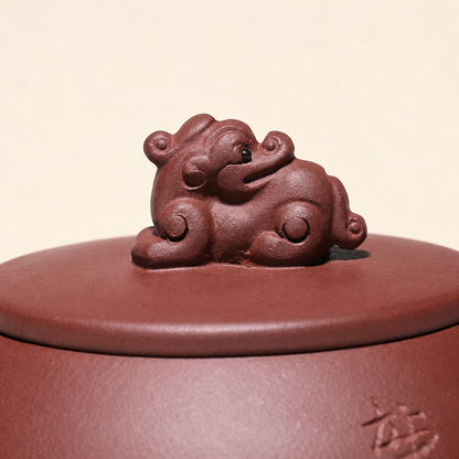 Close-up of the dragon-shaped lid knob on the Yixing zini clay teapot