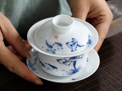 Hands holding the complete blue and white gaiwan to show its scale